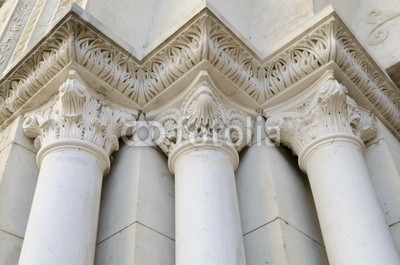 trois colonnes anciennes