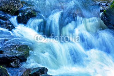Bach mit Wasser und Steinen im Gebirge