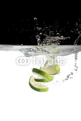 Limonenscheiben in Wasser