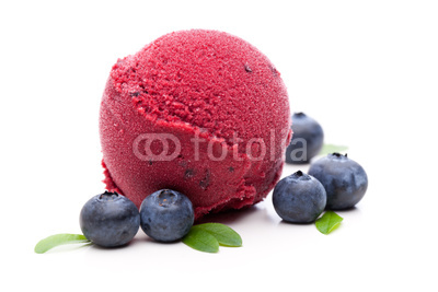 Eine Kugel Eis mit Heidelbeeren auf weißem Hintergrund