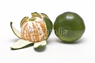 Mandarina verde pelada y entera.
