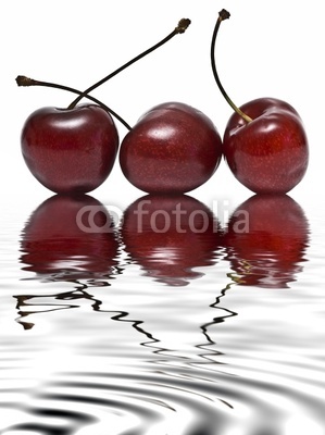 Cerezas reflejadas en el agua.