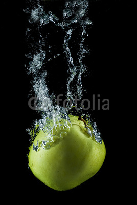 Manzana al agua.